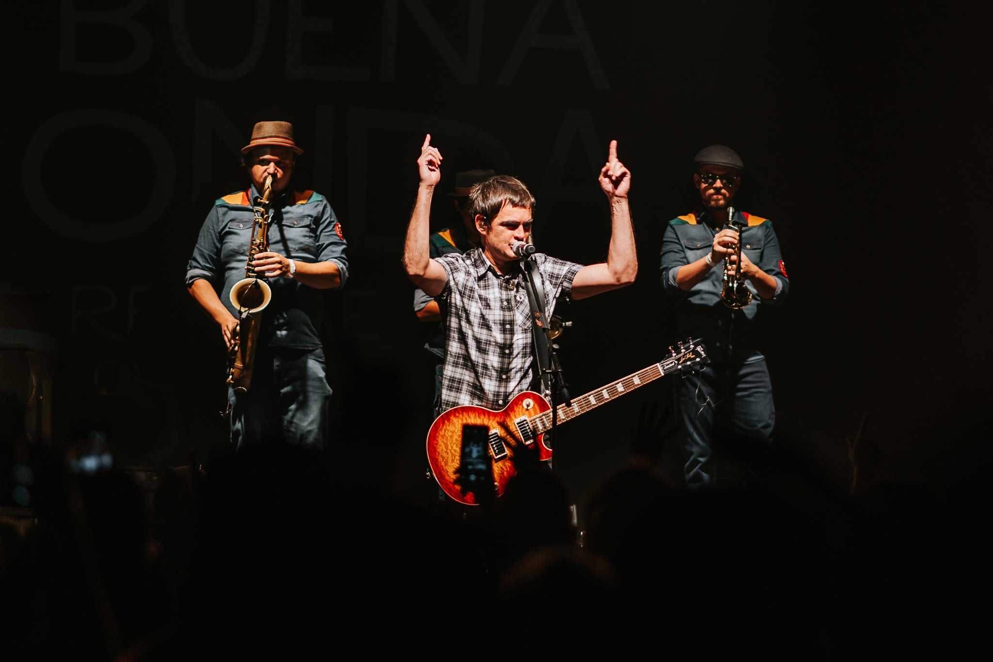 Samuel Rosa em show com Buena Onda Reggae Club.