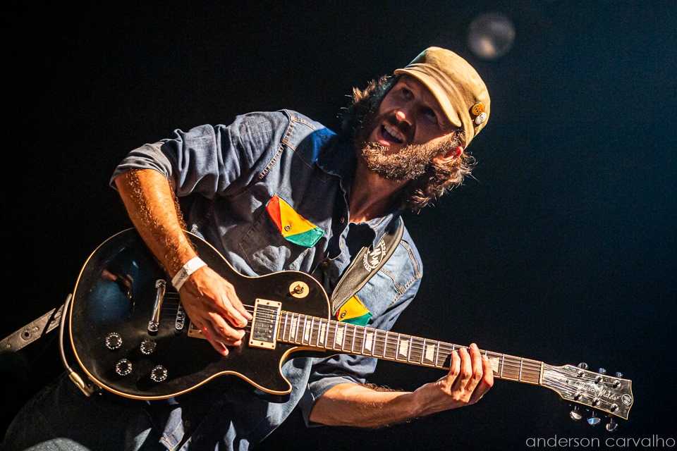 Marcos Mossi, guitarrista do Buena Onda Reggae Club em show no sesc Pompéia.